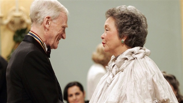 Jean-Louis Roux avait reçu la médaille pour les arts du spectacle du Gouverneur général en 2004. Jean-Louis Roux avait reçu la médaille pour les arts du spectacle du Gouverneur général en 2004.