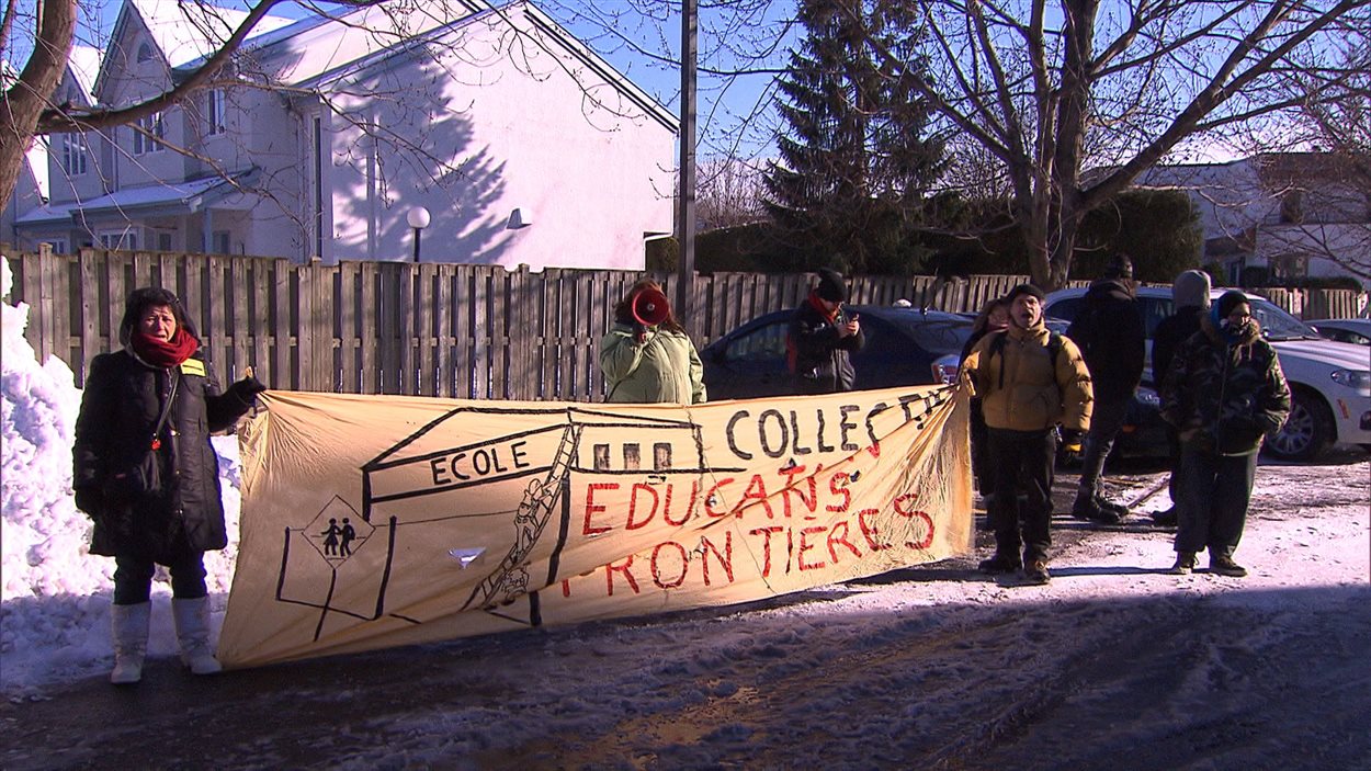 Des manifestants devant les bureaux de la ministre de l'Éducation du Québec Des manifestants devant les bureaux de la ministre de l'Éducation du Québec