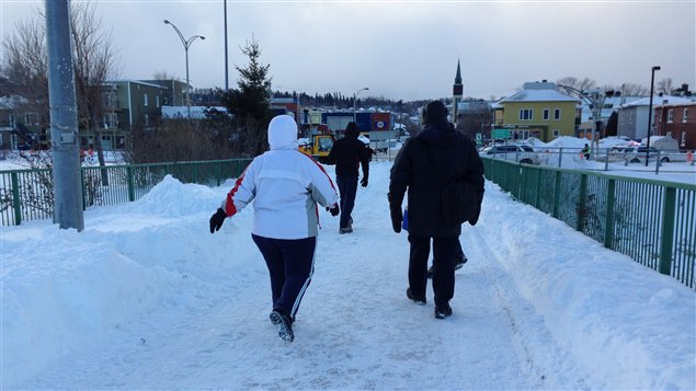 Des piétons traversent le pont Sainte-Anne pour passer de la rive nord à la rive sud du Saguenay. Des piétons traversent le pont Sainte-Anne pour passer de la rive nord à la rive sud du Saguenay.