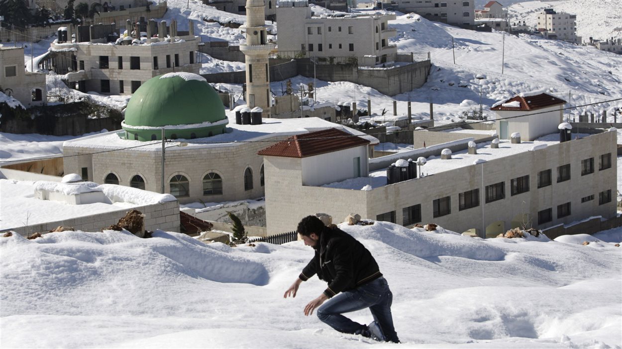 Un Palestinien marche dans la neige pour se rendre chez lui, à Naplouse, en Cisjordanie. Un Palestinien marche dans la neige pour se rendre chez lui, à Naplouse, en Cisjordanie.