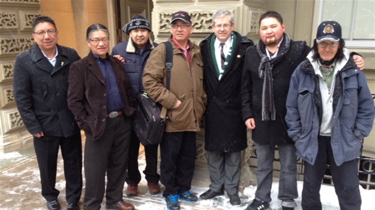 D'anciens élèves du pensionnat autochtone St. Anne à Fort Albany, devant la Cour d'appel de l'Ontario à Toronto avec le député fédéral Charlie Angus D'anciens élèves du pensionnat autochtone St. Anne à Fort Albany, devant la Cour d'appel de l'Ontario à Toronto avec le député fédéral Charlie Angus