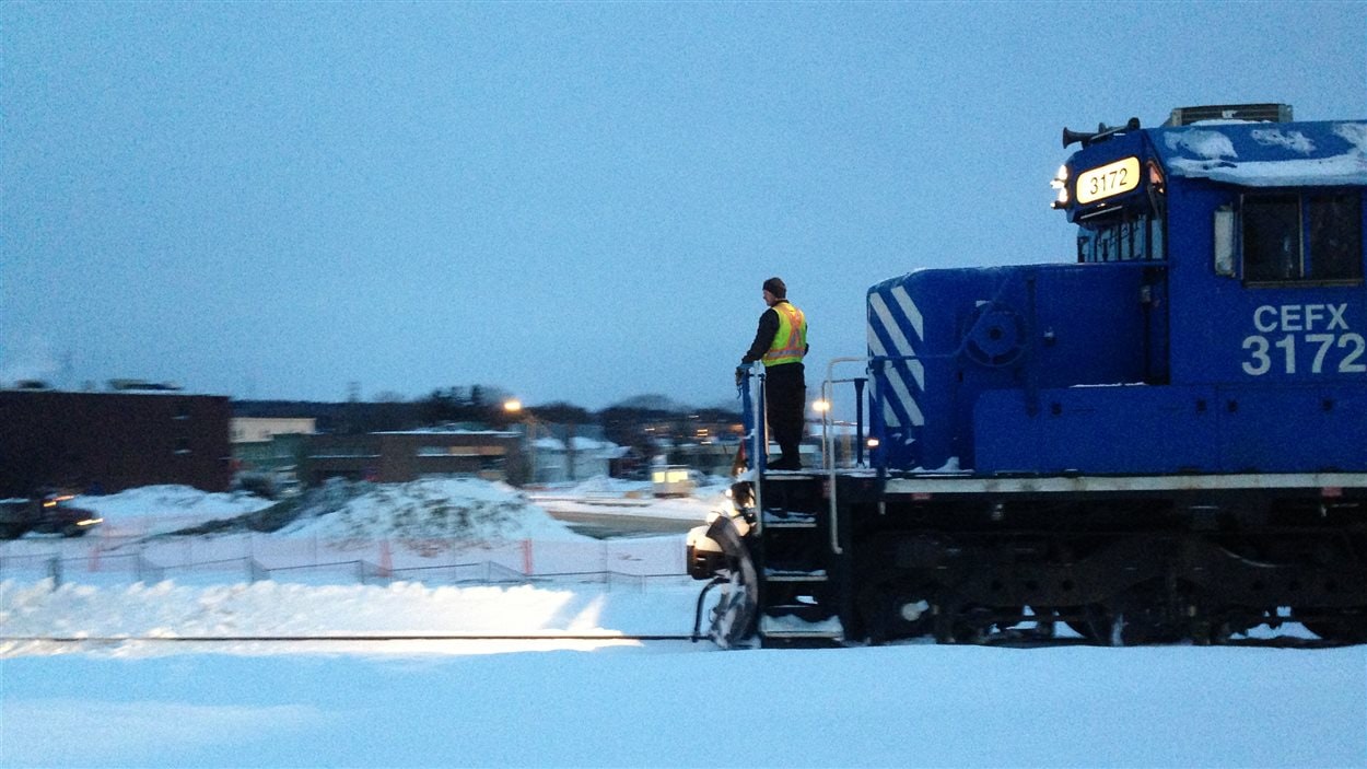 Une locomotive de la MMA traverse Lac-Mégantic pour la première fois depuis le drame. Une locomotive de la MMA traverse Lac-Mégantic pour la première fois depuis le drame.