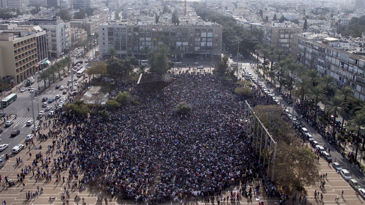 Des milliers de demandeurs d'asile africains qui sont entrés illégalement en Israël via l'Égypte manifestent à Tel-Aviv le 5 janvier 2014. Des milliers de demandeurs d'asile africains qui sont entrés illégalement en Israël via l'Égypte manifestent à Tel-Aviv le 5 janvier 2014.