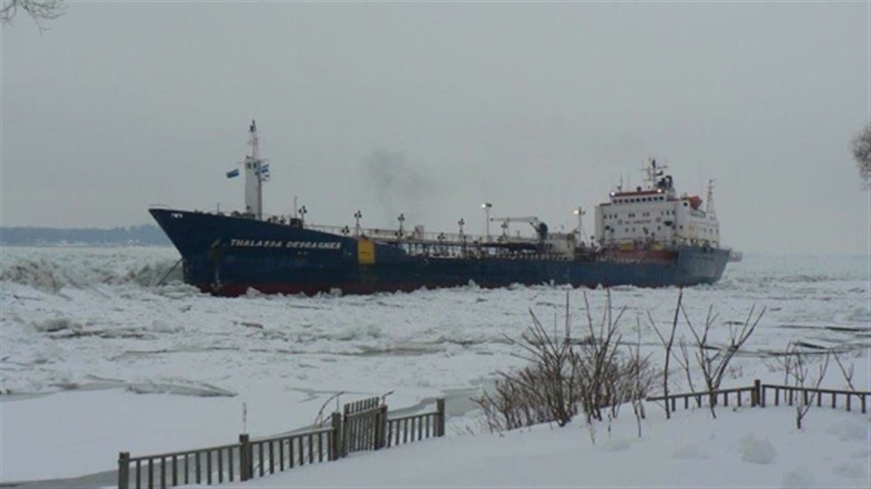 Un navire est à la dérive près de Sorel-Tracy. Un navire est à la dérive près de Sorel-Tracy.