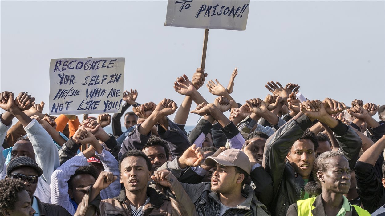 Des migrants africains manifestent à Tel-Aviv pour dénoncer le placement de clandestins dans un centre de rétention. Des migrants africains manifestent à Tel-Aviv pour dénoncer le placement de clandestins dans un centre de rétention.