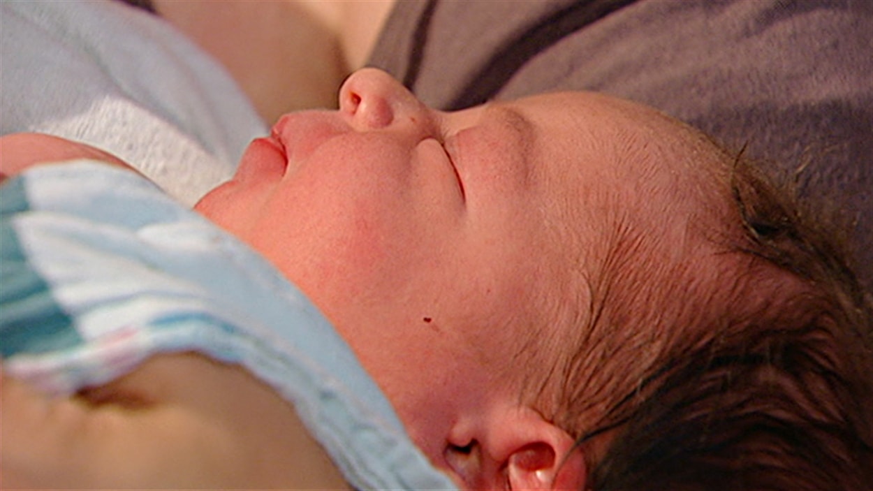 Un bébé naissant à l'Hôpital Montfort d'Ottawa. Un bébé naissant à l'Hôpital Montfort d'Ottawa.