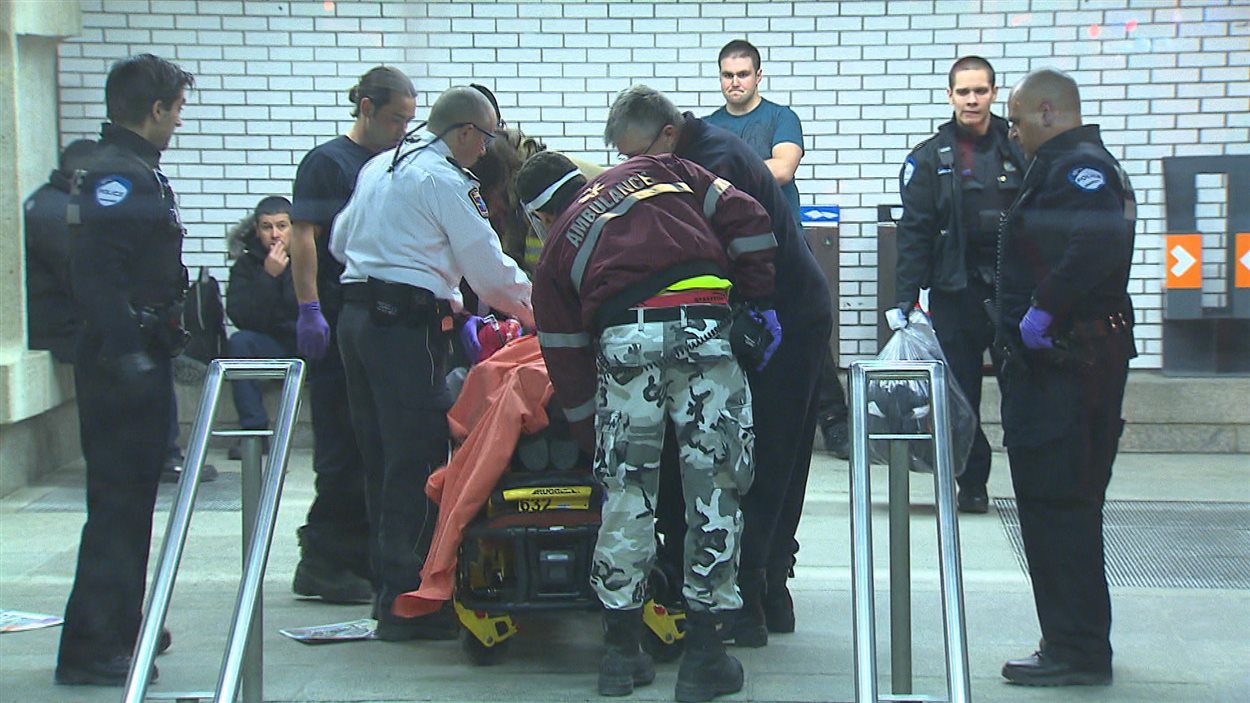 L'homme était dans un état critique lorsqu'il a été transporté à l'hôpital. L'homme était dans un état critique lorsqu'il a été transporté à l'hôpital.