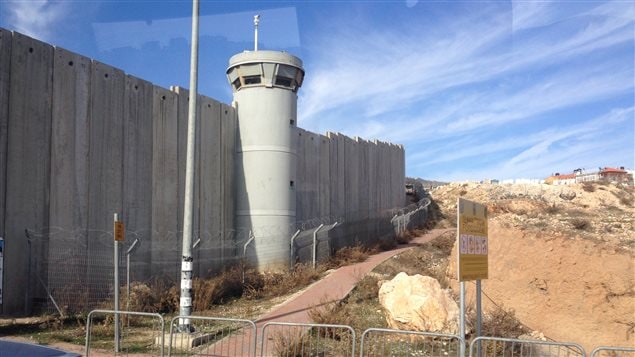 En route vers Ramallah, la délégation canadienne a longé le fameux mur qui sépare les habitations palestiniennes des colonies juives en Cisjordanie. En route vers Ramallah, la délégation canadienne a longé le fameux mur qui sépare les habitations palestiniennes des colonies juives en Cisjordanie.