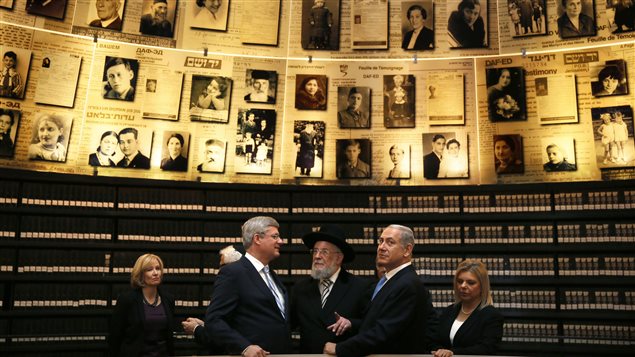 Stephen Harper et son épouse visitent le musée commémoratif de l'Holocauste en compagnie du premier ministre Benyamin Nétanyahou. Stephen Harper et son épouse visitent le musée commémoratif de l'Holocauste en compagnie du premier ministre Benyamin Nétanyahou.