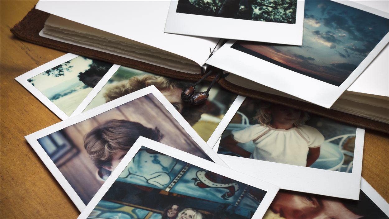 Des photos et un cahier. Des photos et un cahier.