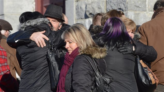 Des gens à l'extérieur de l'église de L'Isle-Verte, samedi. Des gens à l'extérieur de l'église de L'Isle-Verte, samedi.