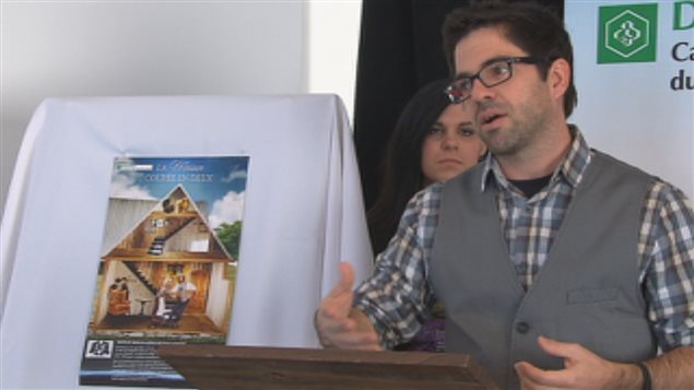 Jimmy Doucet, concepteur de la maison coupée en deux dont on peut apercevoir l'image à sa droite Jimmy Doucet, concepteur de la maison coupée en deux dont on peut apercevoir l'image à sa droite