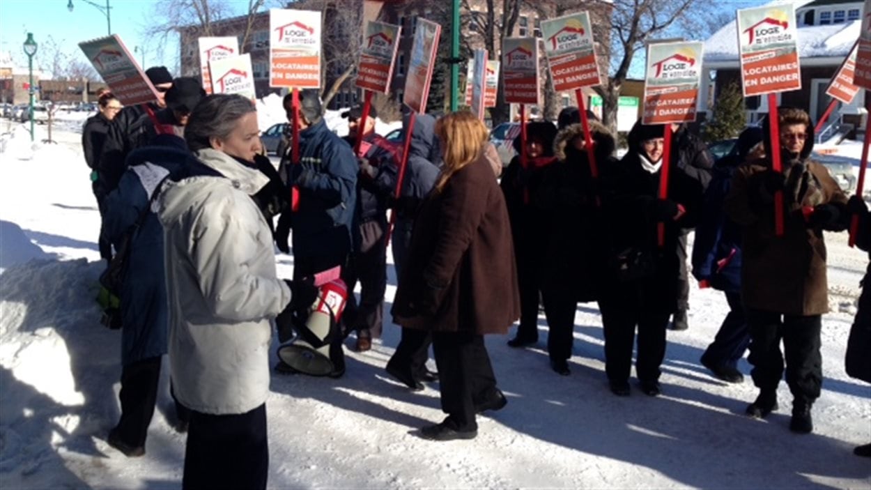 Manifestation de Loge M'Entraide devant le bureau du ministre Denis Lebel, à Roberval Manifestation de Loge M'Entraide devant le bureau du ministre Denis Lebel, à Roberval