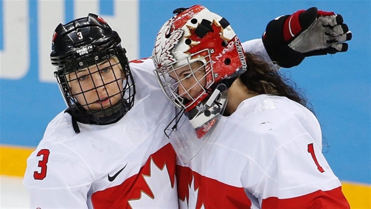 Jocelyne Larocque salue la gardienne des buts Shannon Szabados après la victoire de l'équipe canadienne devant les Suisses, en demi-finale, lundi, à Sotchi Jocelyne Larocque salue la gardienne des buts Shannon Szabados après la victoire de l'équipe canadienne devant les Suisses, en demi-finale, lundi, à Sotchi