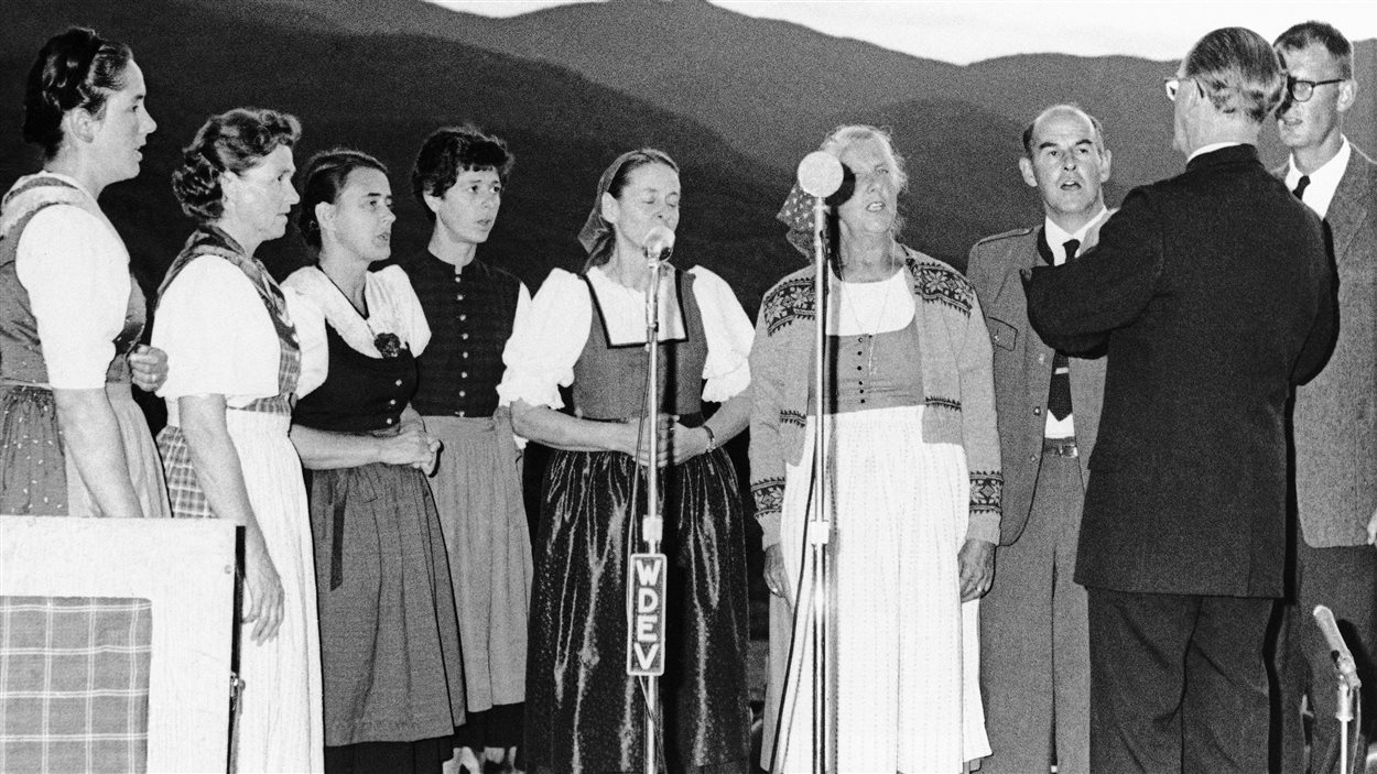 Quelques membres de la chorale de la famille von Trapp donne un concert au Vermont, en 1966. Maria von Trapp est la troisième à partir de la gauche. Quelques membres de la chorale de la famille von Trapp donne un concert au Vermont, en 1966. Maria von Trapp est la troisième à partir de la gauche.