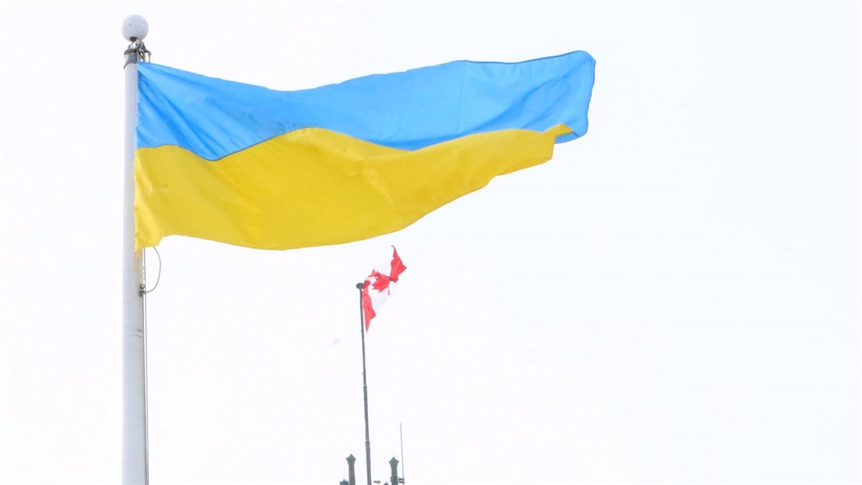 Le drapeau de l'Ukraine flotte devant le parlement ontarien Le drapeau de l'Ukraine flotte devant le parlement ontarien