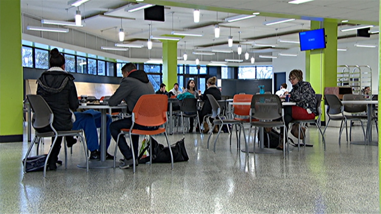 Des étudiants dans la cafétéria du Cégep de l'Outaouais. Des étudiants dans la cafétéria du Cégep de l'Outaouais.