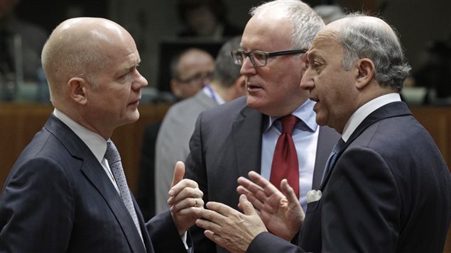 Les ministres des Affaires étrangères britannique, William Hague (à g.), néerlandais, Frans Timmermans (au centre), et français, Laurent Fabius (à dr.), discutent en réunion lundi à Bruxelles. Les ministres des Affaires étrangères britannique, William Hague (à g.), néerlandais, Frans Timmermans (au centre), et français, Laurent Fabius (à dr.), discutent en réunion lundi à Bruxelles.