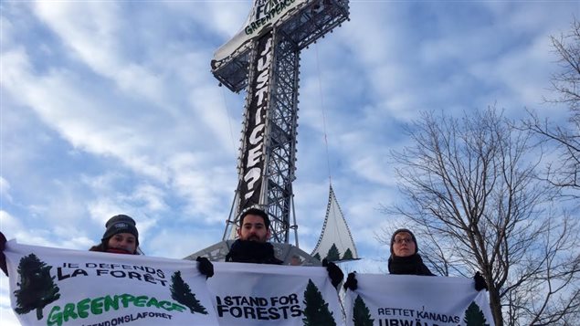 Des manifestants de Greenpeace sur le mont Royal Des manifestants de Greenpeace sur le mont Royal