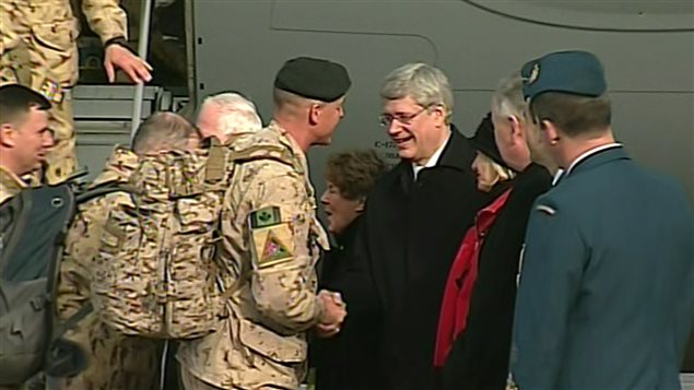 Le premier ministre Stephen Harper a accueilli les derniers militaires canadiens à rentrer d'Afghanistan. Le premier ministre Stephen Harper a accueilli les derniers militaires canadiens à rentrer d'Afghanistan.