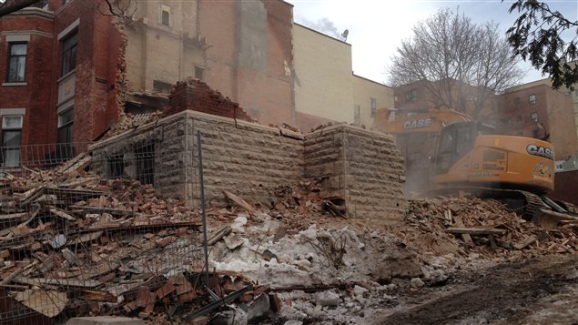 De la maison Redpath, il ne restait plus que la fondation et des débris, mercredi, à Montréal. De la maison Redpath, il ne restait plus que la fondation et des débris, mercredi, à Montréal.