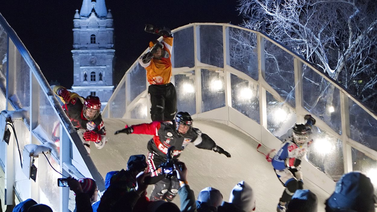 La finale du Red Bull Crashed Ice, une compétition de patinage extrême, s’est tenue samedi soir pour une 9e année consécutive à Québec. La finale du Red Bull Crashed Ice, une compétition de patinage extrême, s’est tenue samedi soir pour une 9e année consécutive à Québec.