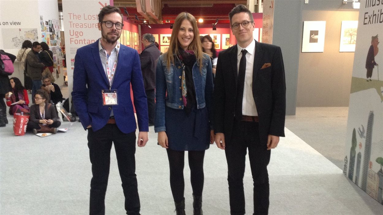 L'illustrateur Pascal Blanchet, l'auteure India Desjardins et l'éditeur Frédéric Gauthier à la Foire du livre jeunesse de Bologne, en Italie, en mars 2014. L'illustrateur Pascal Blanchet, l'auteure India Desjardins et l'éditeur Frédéric Gauthier à la Foire du livre jeunesse de Bologne, en Italie, en mars 2014.