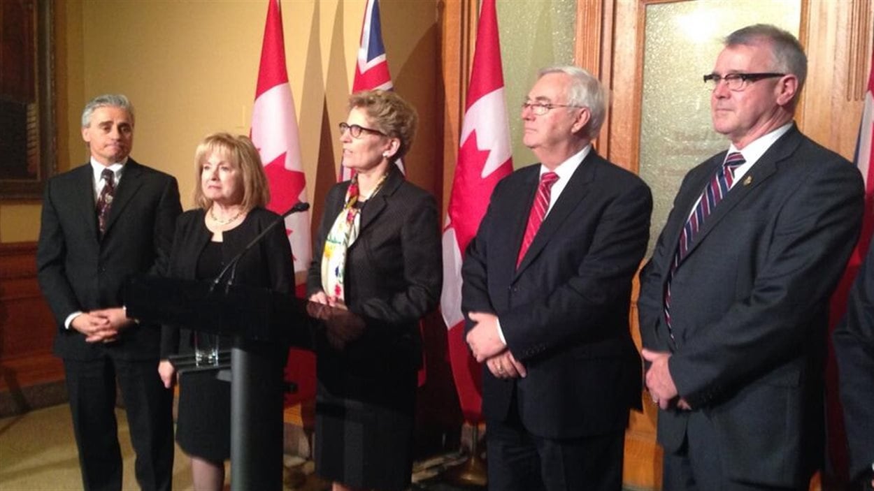 Les ministres Yasir Naqvi, Madeleine Meilleur et John Gerretsen et les députés Bill Mauro et Kevin Flynn sont touchés par le remaniement à Queen's Park. Les ministres Yasir Naqvi, Madeleine Meilleur et John Gerretsen et les députés Bill Mauro et Kevin Flynn sont touchés par le remaniement à Queen's Park.