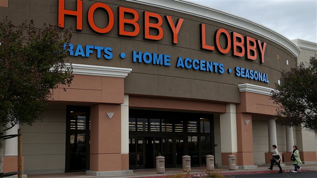 Hobby Lobby est l'une des trois entreprises qui ont sollicité une décision de la Cour suprême. Hobby Lobby est l'une des trois entreprises qui ont sollicité une décision de la Cour suprême.