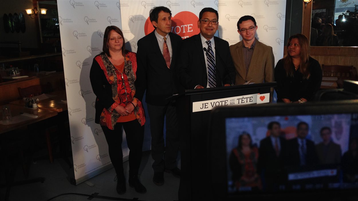 Andres Fontecilla et Amir Khadir entourés de candidats de Québec solidaire à Laval : Anik Paradis (Mille-Îles, à gauche), Nicolas Chatel-Launay (Laval-des-Rapides, deuxième à partir de la droite) et Melbi Jeanina Moran (Vimont, à droite). Andres Fontecilla et Amir Khadir entourés de candidats de Québec solidaire à Laval : Anik Paradis (Mille-Îles, à gauche), Nicolas Chatel-Launay (Laval-des-Rapides, deuxième à partir de la droite) et Melbi Jeanina Moran (Vimont, à droite).