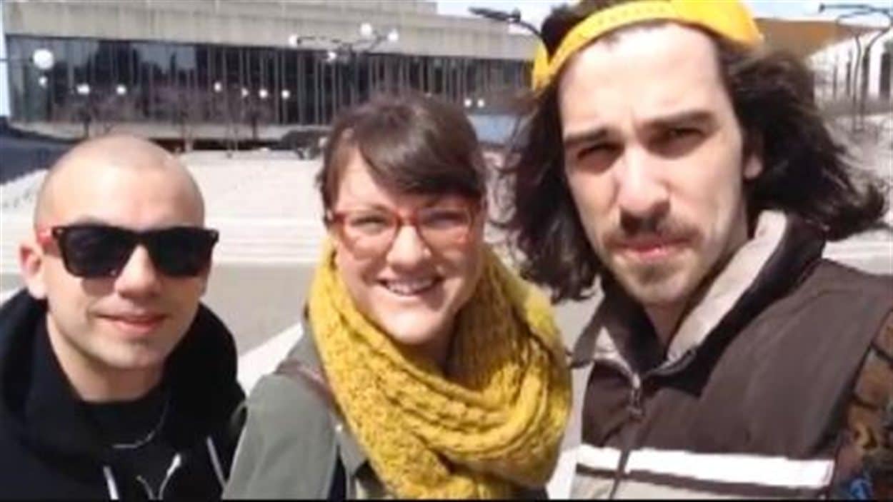 Le rappeur Shawn Jobin en compagnie de Véronique Poulin et Mario Lepage à Montréal. Le rappeur Shawn Jobin en compagnie de Véronique Poulin et Mario Lepage à Montréal.