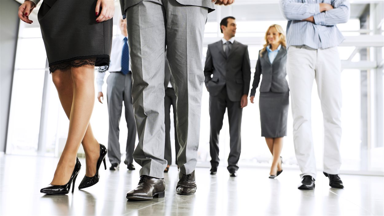 De employés de bureau marchent. De employés de bureau marchent.