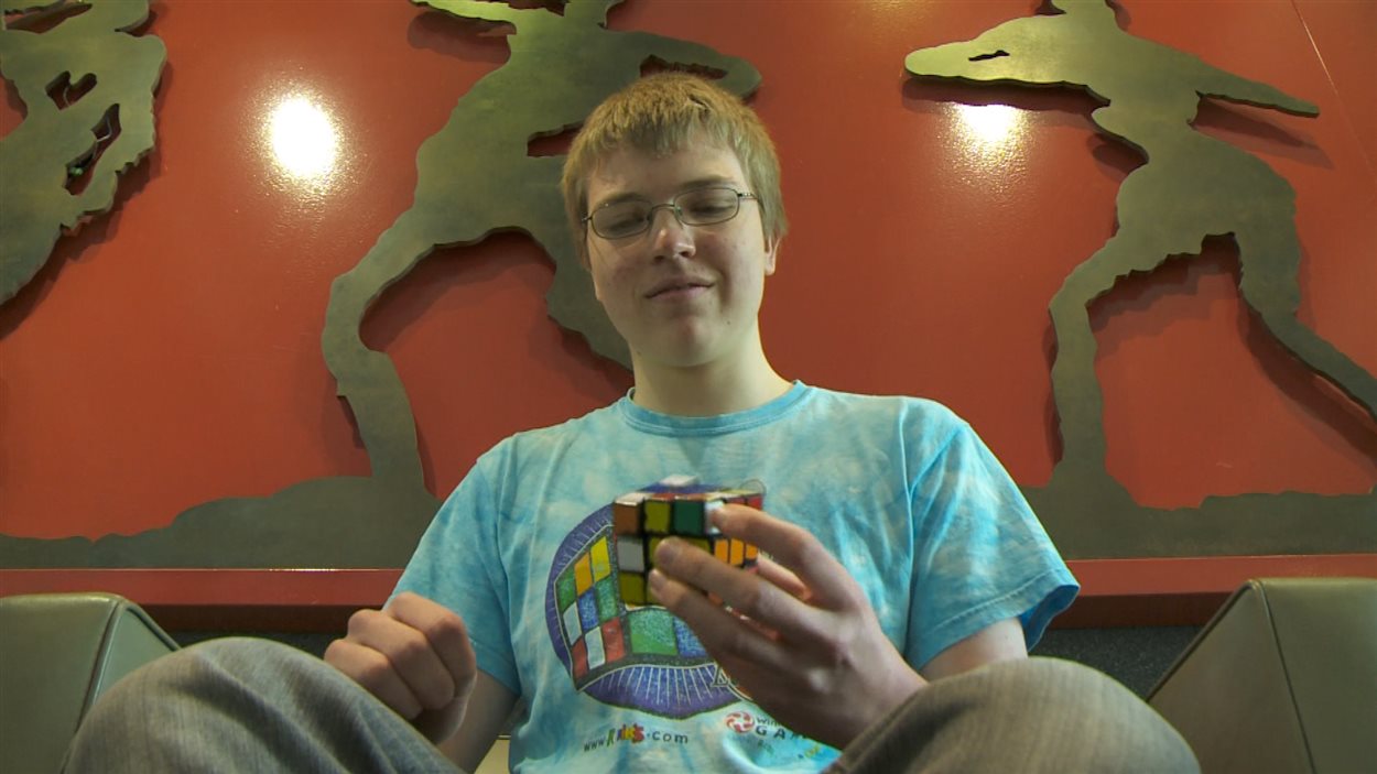 Antoine Cantin résoud un cube Rubik Antoine Cantin résoud un cube Rubik