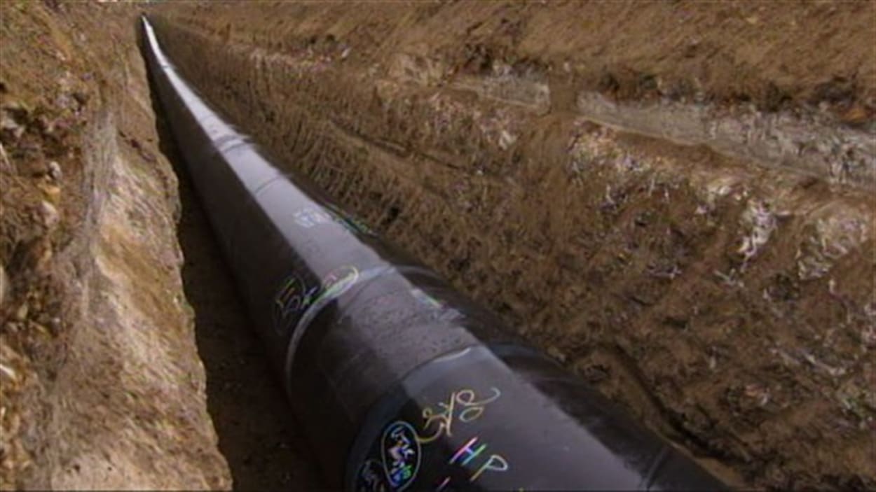 Oléoduc à Saint-Augustin-de-Desmaures: des résidents inquiets
Des résidents de Saint-Augustin-de-Desmaures ont pu voir hier le nouveau tracé de l'oléoduc Énergie Est de TransCanada Pipelines. Entrevues avec Marcel Corriveau, maire de Saint-Augustin-de-Desmaures, et André Bossinotte, qui s’inquiète du futur oléoduc qui passerait près de sa maison. Oléoduc à Saint-Augustin-de-Desmaures: des résidents inquiets
Des résidents de Saint-Augustin-de-Desmaures ont pu voir hier le nouveau tracé de l'oléoduc Énergie Est de TransCanada Pipelines. Entrevues avec Marcel Corriveau, maire de Saint-Augustin-de-Desmaures, et André Bossinotte, qui s’inquiète du futur oléoduc qui passerait près de sa maison.