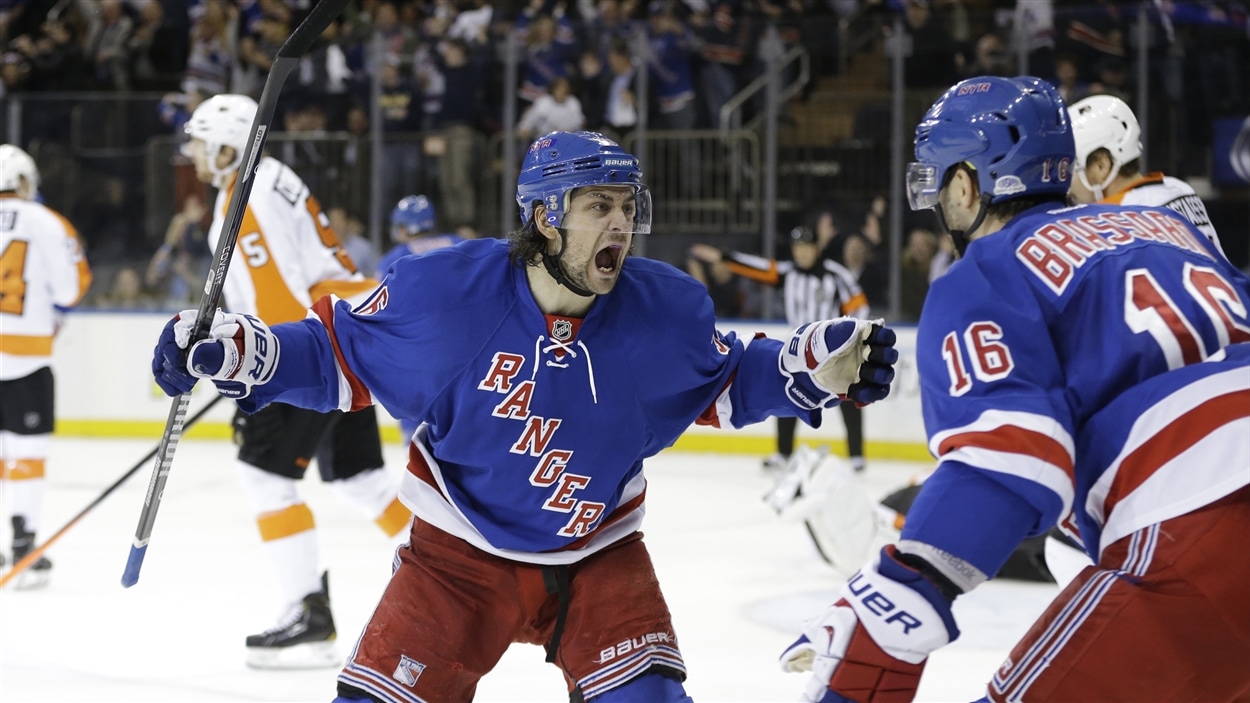 Mats Zuccarello et Derick Brassard célèbrent le deuxième but des Rangers. Mats Zuccarello et Derick Brassard célèbrent le deuxième but des Rangers.