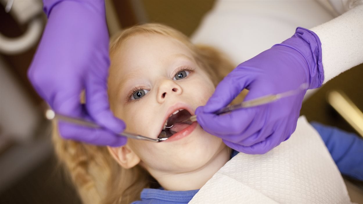 Jeune enfant chez le dentiste Jeune enfant chez le dentiste