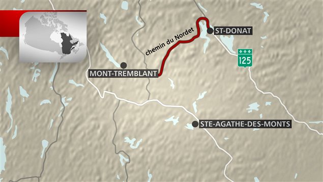Route traversant une région montagneuse entre Saint-Donat et Tremblant Route traversant une région montagneuse entre Saint-Donat et Tremblant