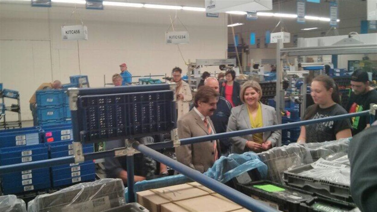 La chef néo-démocrate visite une usine de fabrication de pièces automobiles à Niagara Falls. La chef néo-démocrate visite une usine de fabrication de pièces automobiles à Niagara Falls.