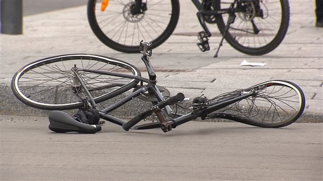 Le vélo de la cycliste happée par un camion au centre-ville de Montréal, le 9 mai Le vélo de la cycliste happée par un camion au centre-ville de Montréal, le 9 mai