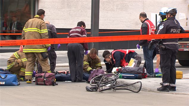 Les ambulanciers portent secours à la cycliste happée par un véhicule lour au centre-ville de Montréal, le 9 mai. Les ambulanciers portent secours à la cycliste happée par un véhicule lour au centre-ville de Montréal, le 9 mai.