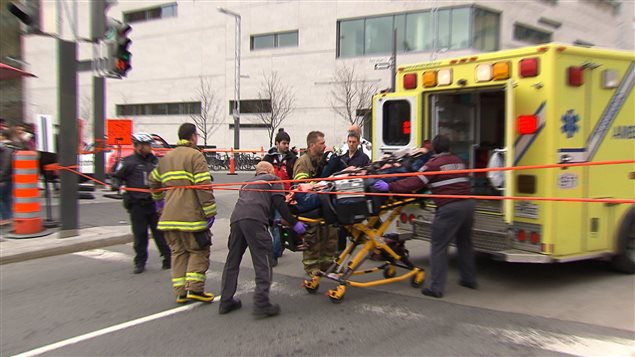 La cycliste happée par un camion au centre-ville de Montréal est transportée à l'hôpital La cycliste happée par un camion au centre-ville de Montréal est transportée à l'hôpital