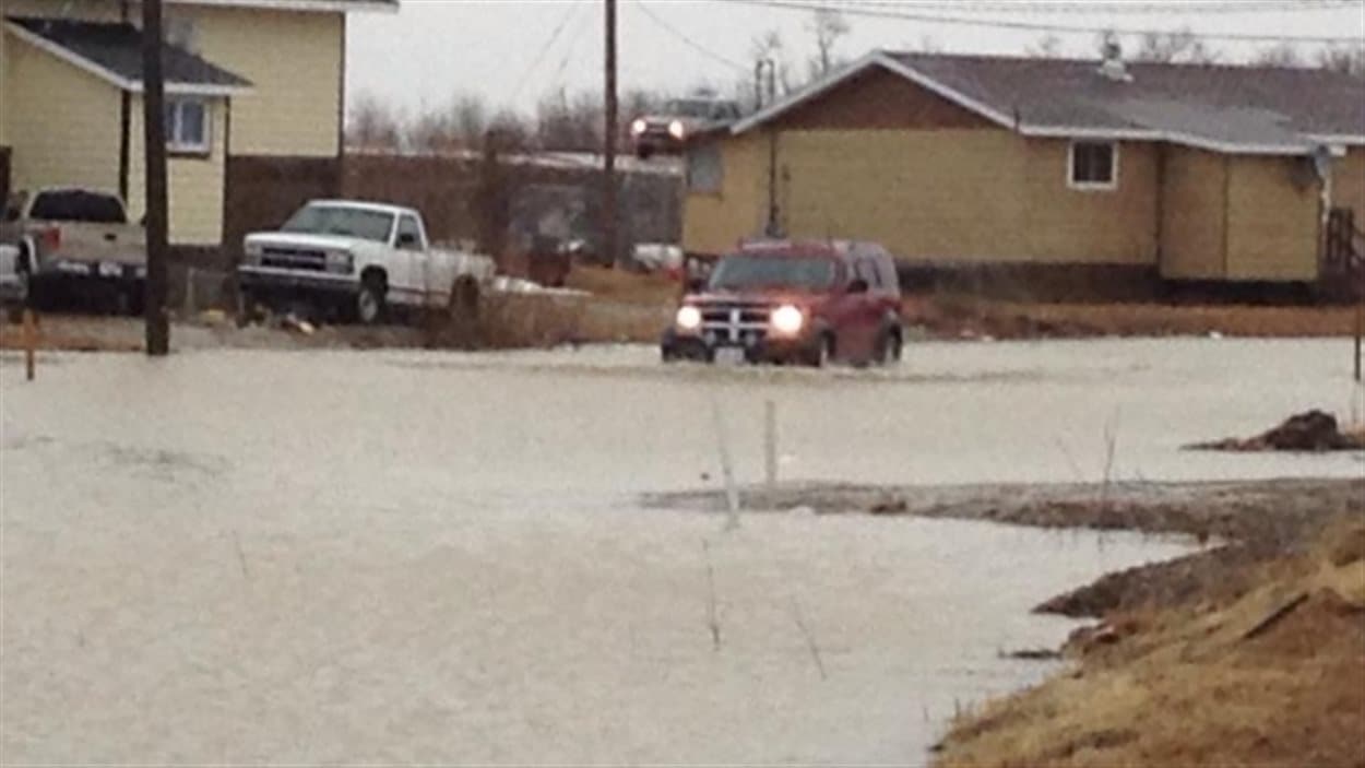 Toute la communauté de Kashechewan doit être évacuée en raison des inondations. Toute la communauté de Kashechewan doit être évacuée en raison des inondations.