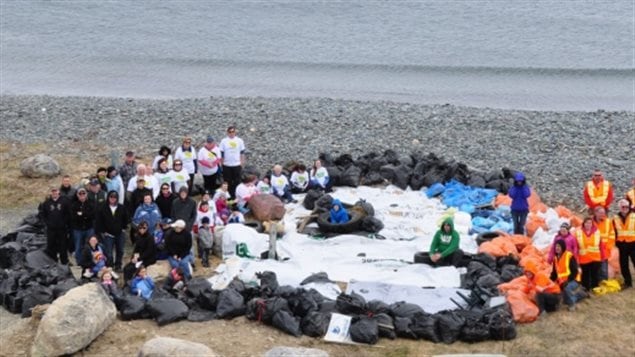 Des résidents de Terre-Neuve ont créé un macareux à partir de sacs de poubelle Des résidents de Terre-Neuve ont créé un macareux à partir de sacs de poubelle