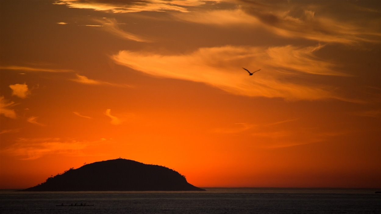 Quelques instants avant le lever du soleil sur la plage Copacabana, à Rio de Janeiro. Quelques instants avant le lever du soleil sur la plage Copacabana, à Rio de Janeiro.