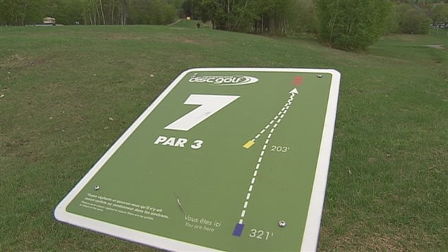 Tout comme au golf, des panneaux indiquent la configuration du parcours Tout comme au golf, des panneaux indiquent la configuration du parcours
