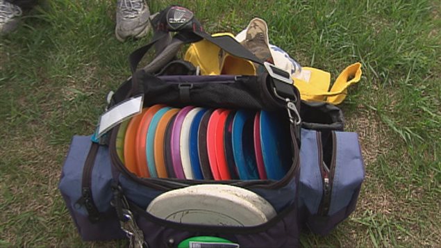 Des disques sont utilisés pour partiquer ce sport Des disques sont utilisés pour partiquer ce sport
