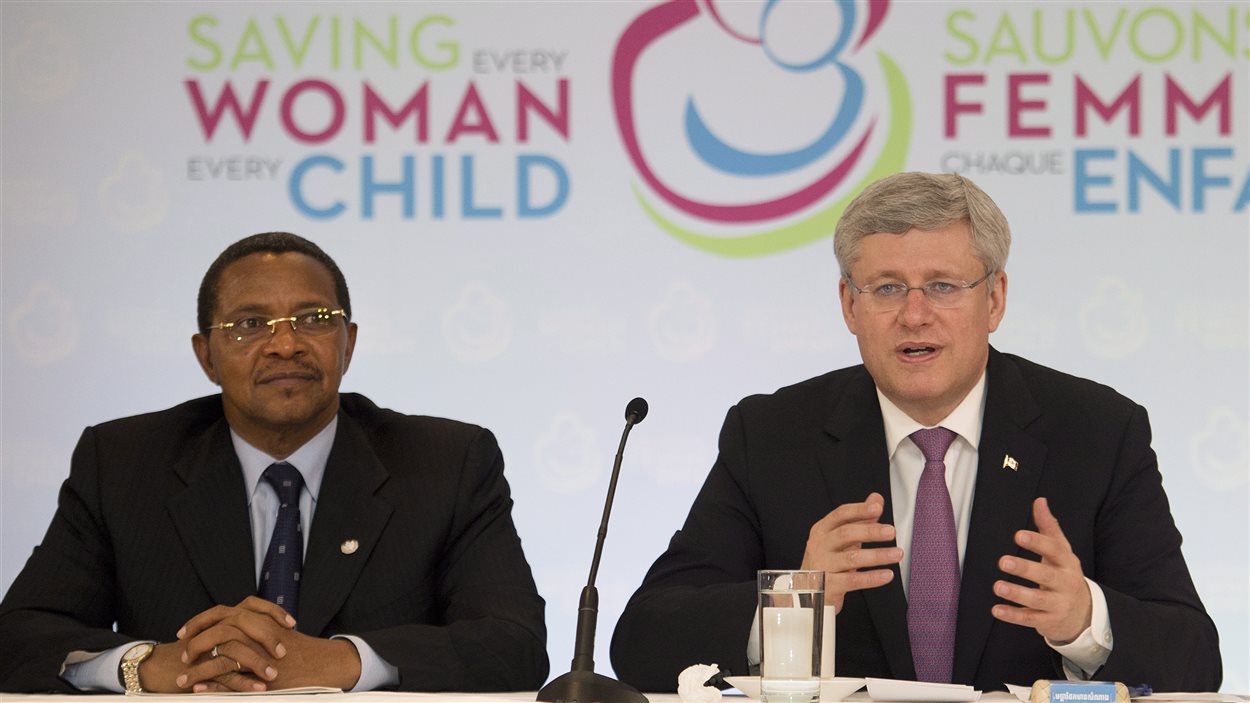 Stephen Harper, accompagné du président de la Tanzanie, Jakaya M. Kikwete, à l'ouverture du sommet intitulé « Sauver chaque femme, chaque enfant : un objectif à notre portée », à Toronto, le 28 mai Stephen Harper, accompagné du président de la Tanzanie, Jakaya M. Kikwete, à l'ouverture du sommet intitulé « Sauver chaque femme, chaque enfant : un objectif à notre portée », à Toronto, le 28 mai
