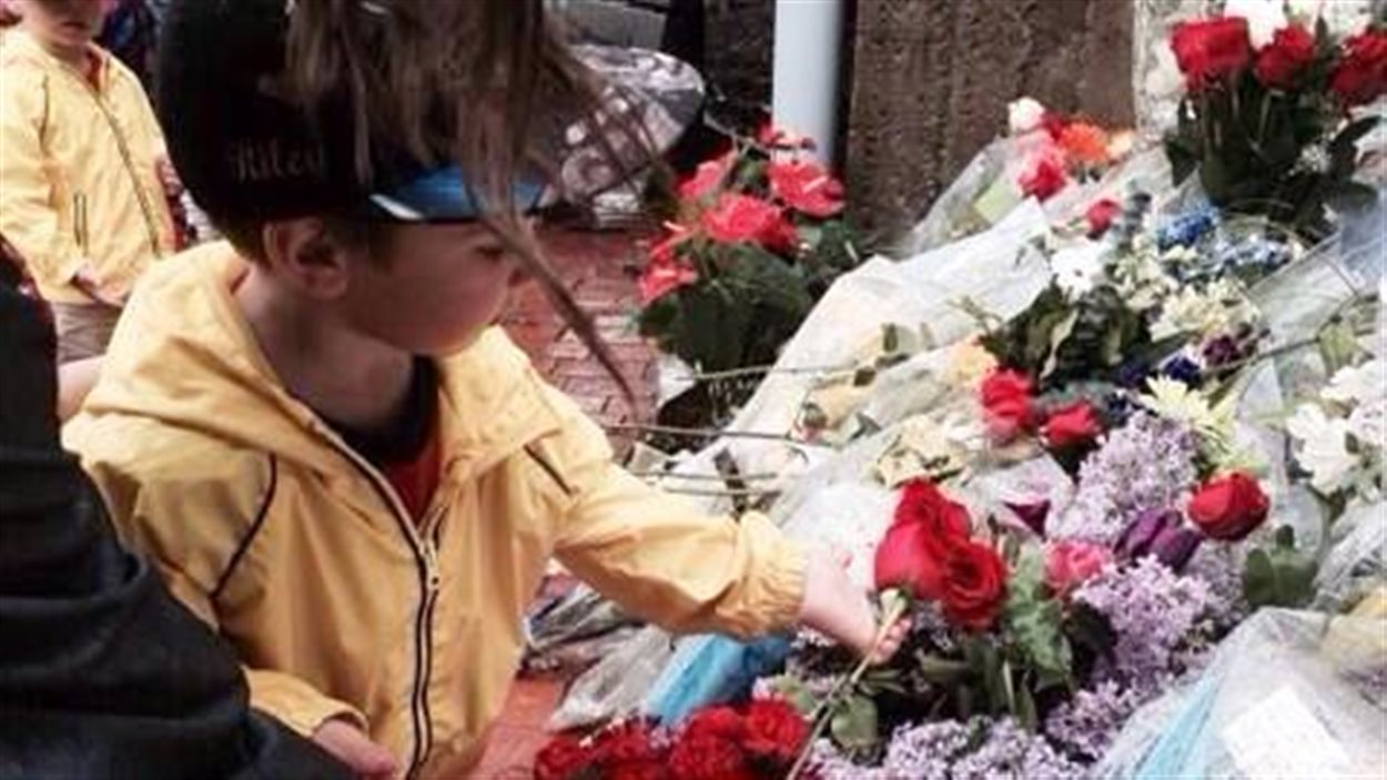 Des centaines de citoyens de Moncton défilent devant la GRC en hommage aux 3 policiers tués Des centaines de citoyens de Moncton défilent devant la GRC en hommage aux 3 policiers tués
