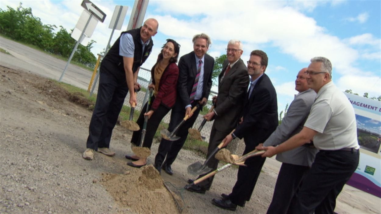 La première pelletée de terre du projet de réaménagement de la rue Jacques-Cartier. La première pelletée de terre du projet de réaménagement de la rue Jacques-Cartier.
