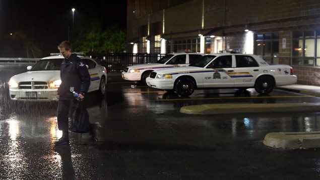 Un policier retourne au quartier général après l'arrestation de Justin Bourque. Un policier retourne au quartier général après l'arrestation de Justin Bourque.
